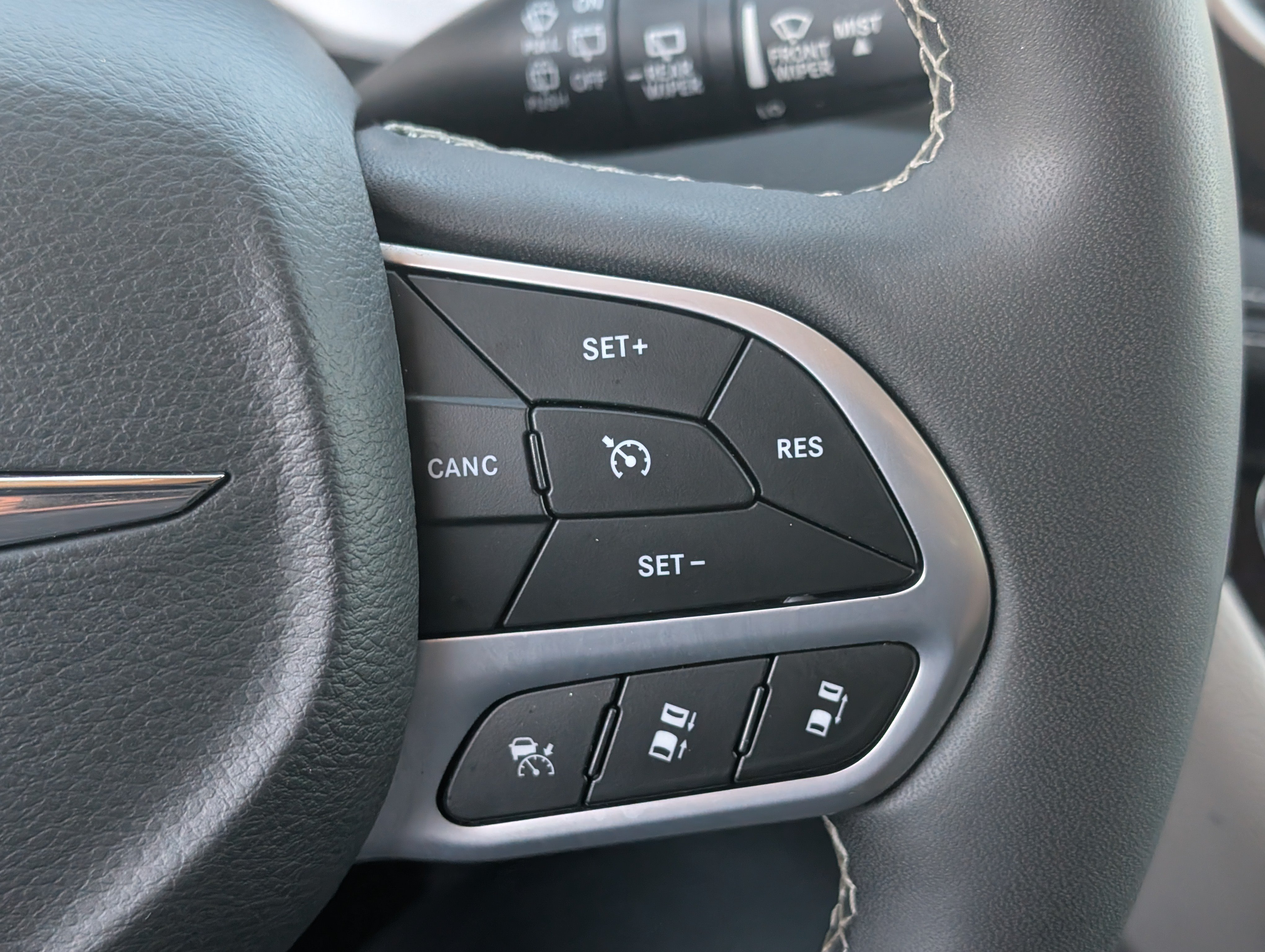 Used 2023 Chrysler Pacifica Touring-L FWD image 27