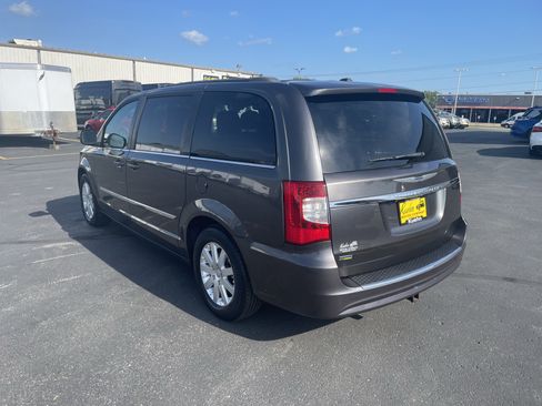Used 2016 Chrysler Town & Country Touring FWD image 6