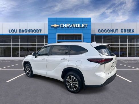 Used 2024 Toyota Highlander XLE FWD image 6