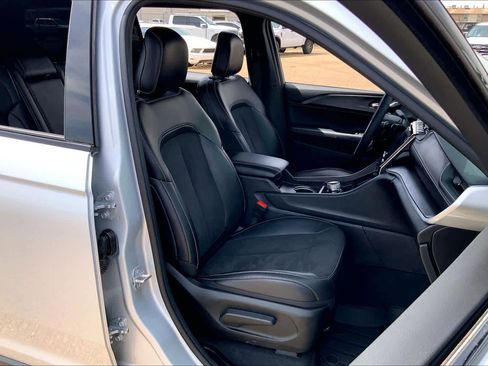 Used 2025 Jeep Grand Cherokee L Laredo image 9