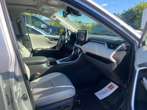 Used 2025 Toyota RAV4 Limited w/ Advanced Technology Package AWD/4WD image 9