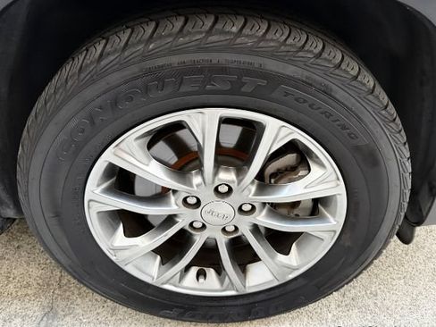 Used 2019 Jeep Cherokee Latitude Plus FWD image 26