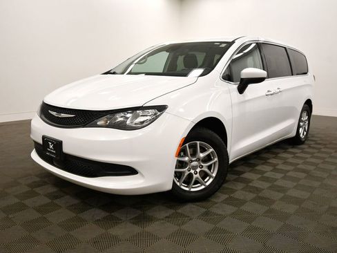 Used 2023 Chrysler Voyager LX image 2