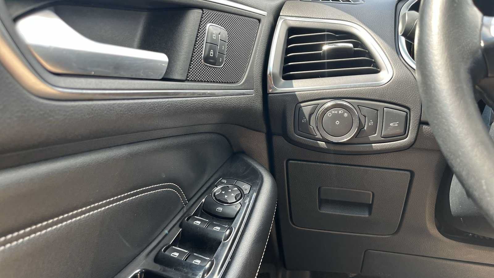 Used 2015 Ford Edge Titanium AWD/4WD image 29