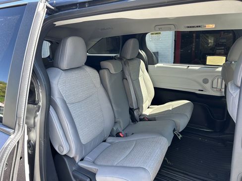 Used 2025 Toyota Sienna LE AWD/4WD image 19