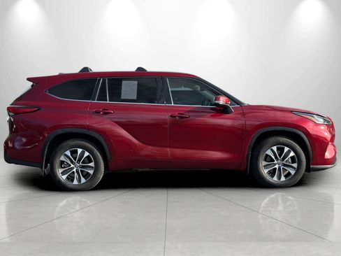 Used 2021 Toyota Highlander XLE AWD/4WD image 8