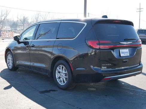 Used 2023 Chrysler Pacifica Touring-L image 3