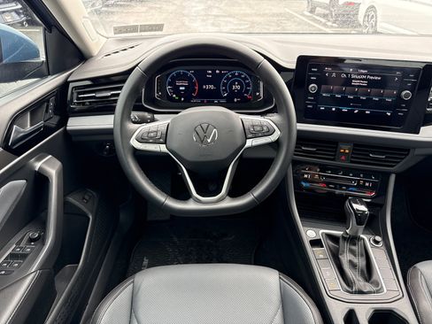 Certified 2025 Volkswagen Jetta SEL image 18