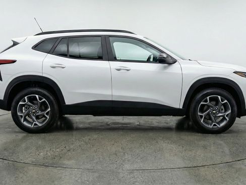 Used 2025 Chevrolet Trax LT FWD image 11