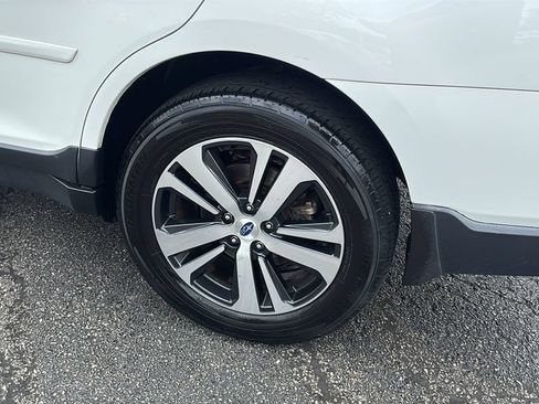 Used 2018 Subaru Outback 3.6R Limited AWD/4WD image 9