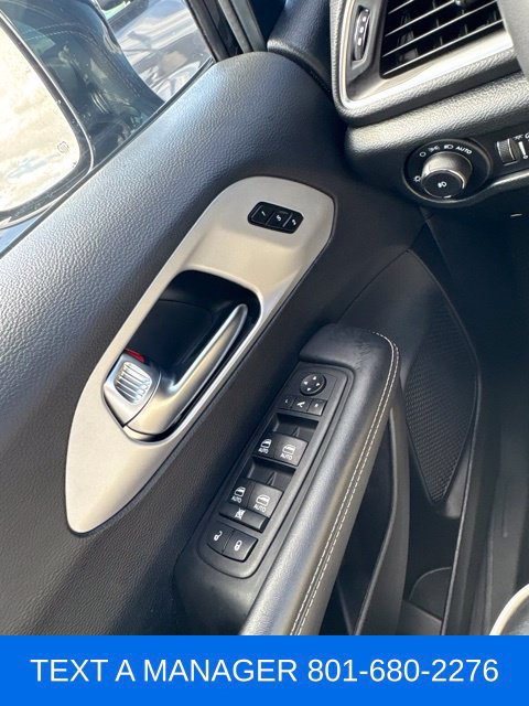 Used 2025 Chrysler Pacifica Limited FWD image 23