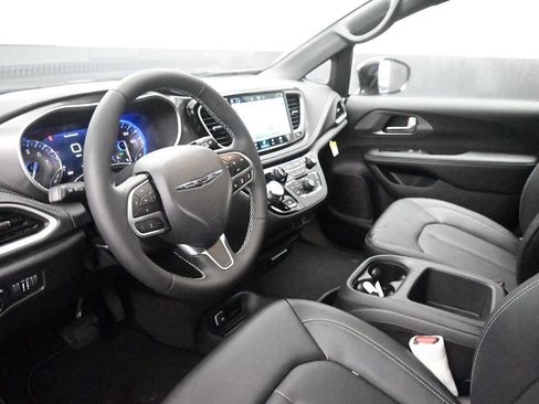 New 2026 Chrysler Pacifica Select image 15