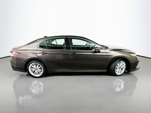 Used 2019 Toyota Camry XLE image 8