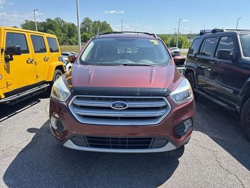 Used 2018 Ford Escape SE image 2