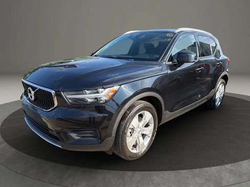 Used 2022 Volvo XC40 T4 Momentum FWD image 1