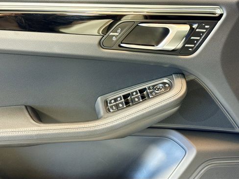 Used 2025 Porsche Macan image 11