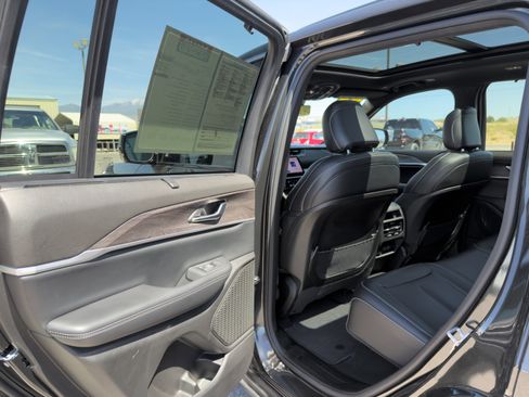 Used 2024 Jeep Grand Cherokee Limited w/ Luxury Tech Group II image 13