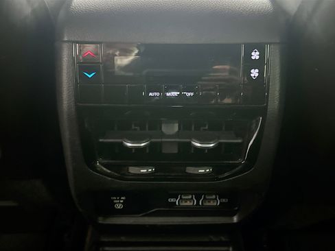 Used 2022 Jeep Grand Cherokee L Laredo image 29