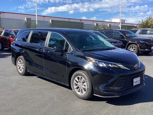 Used 2025 Toyota Sienna LE image 3
