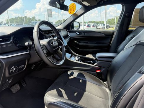 Used 2023 Jeep Grand Cherokee Altitude AWD/4WD image 4