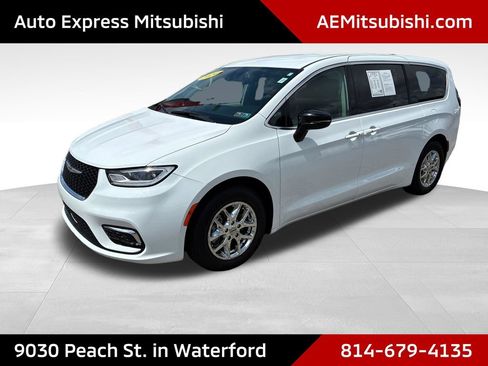 Used 2024 Chrysler Pacifica Touring-L FWD image 3