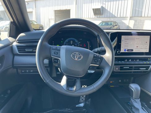 Used 2025 Toyota Camry SE image 27
