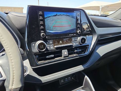 Used 2022 Toyota Highlander XSE FWD image 20