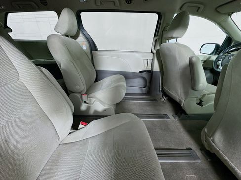 Used 2019 Toyota Sienna L image 25