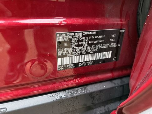 Used 2022 Toyota Venza XLE image 9