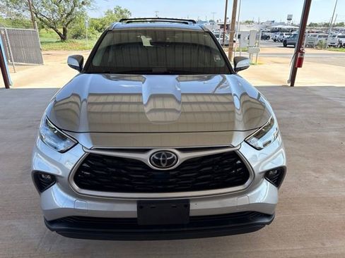 Used 2021 Toyota Highlander XLE FWD image 2