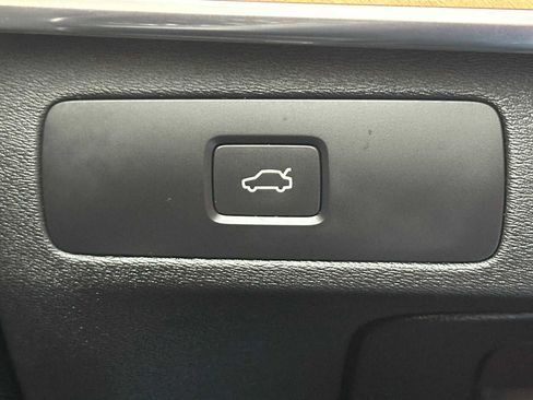 Certified 2025 Volvo XC90 B6 Plus image 32