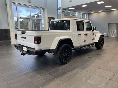 Used 2025 Jeep Gladiator Sport AWD/4WD image 10