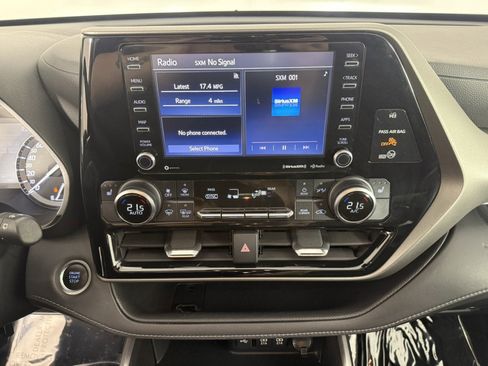 Used 2021 Toyota Highlander XLE AWD/4WD image 21