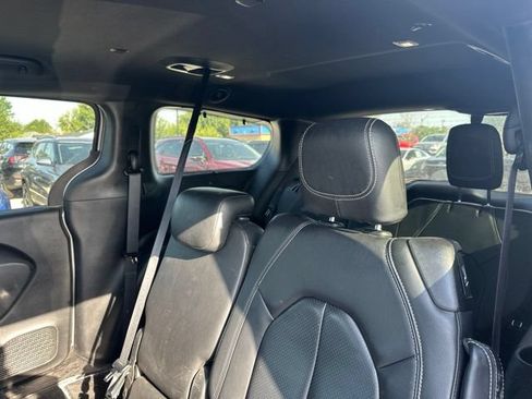Used 2019 Chrysler Pacifica Touring-L w/ S Appearance Package FWD image 13