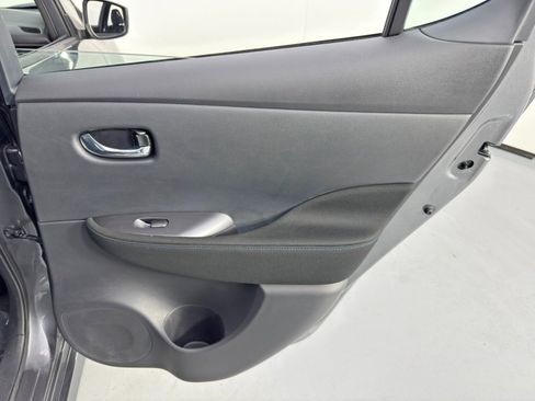 Used 2025 Nissan Leaf S image 36