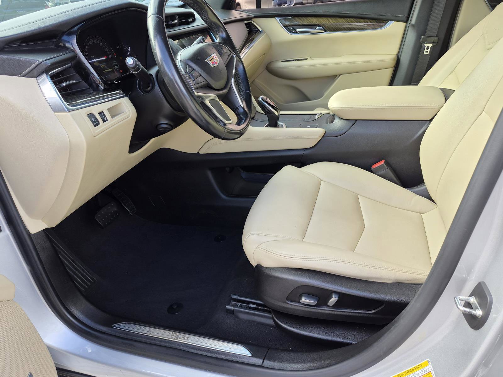 Used 2019 Cadillac XT5 FWD image 2