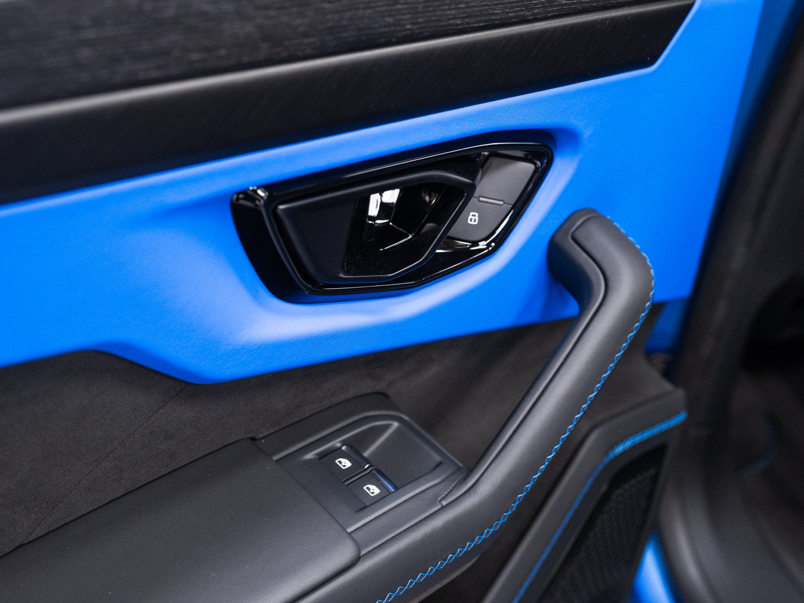 Used 2025 Lamborghini Urus SE AWD/4WD image 58