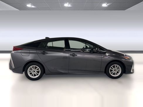Used 2017 Toyota Prius Prime Advanced w/ Preferred Accessory Package FWD image 8