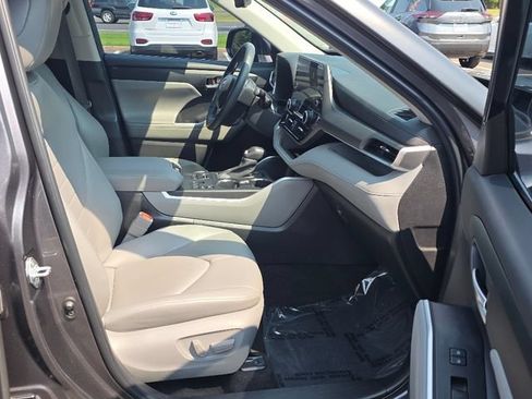 Used 2023 Toyota Highlander XLE AWD/4WD image 12