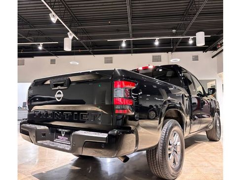 Used 2025 Nissan Frontier SV image 13