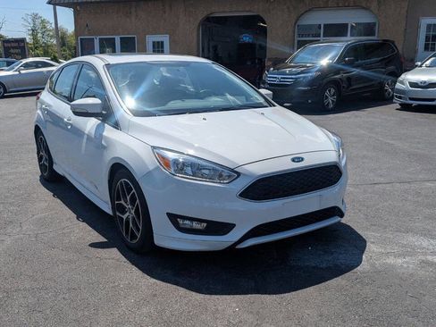 Used 2016 Ford Focus SE w/ SE Sport Package FWD image 2