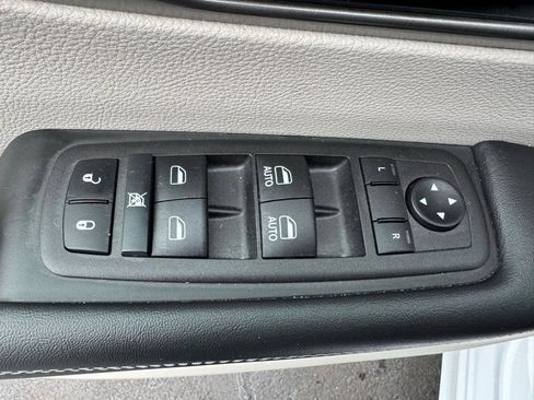 Used 2024 Chrysler Pacifica Touring-L image 19