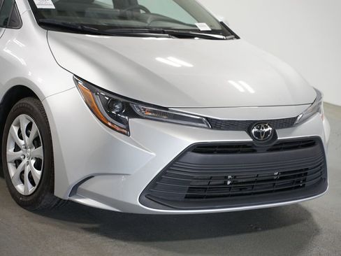Used 2025 Toyota Corolla LE image 4
