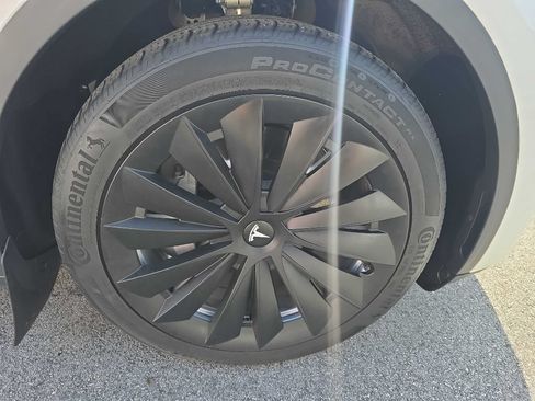 Used 2023 Tesla Model Y AWD image 5