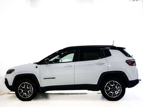 Used 2025 Jeep Compass Trailhawk AWD/4WD image 5