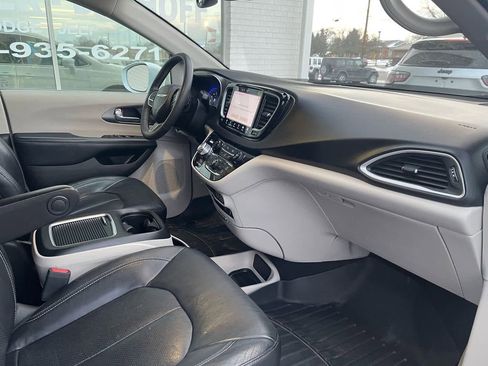 Used 2022 Chrysler Pacifica Touring-L FWD image 11