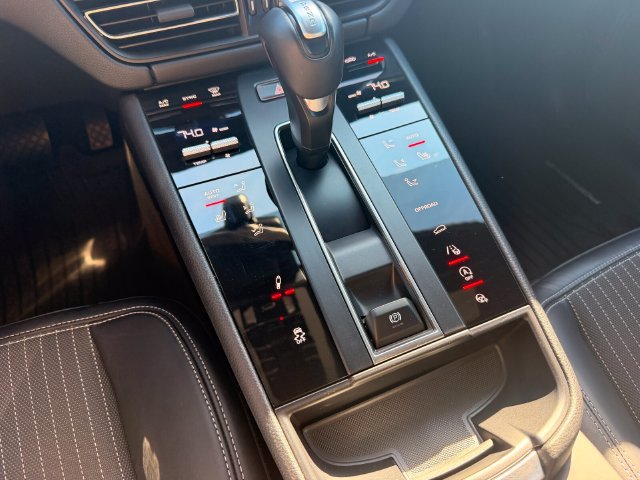 Used 2024 Porsche Macan Turbo AWD/4WD image 20