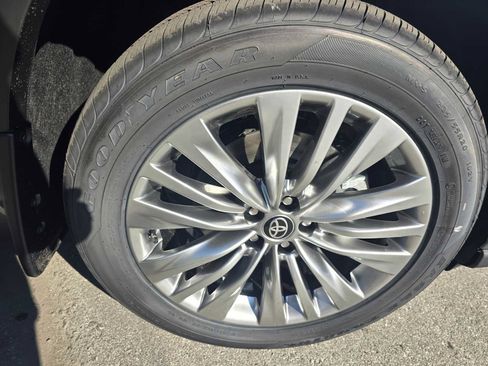 New 2026 Toyota Highlander Platinum image 9