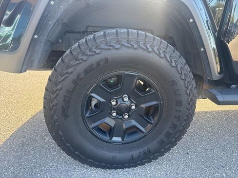 Used 2022 Jeep Gladiator Sport image 14