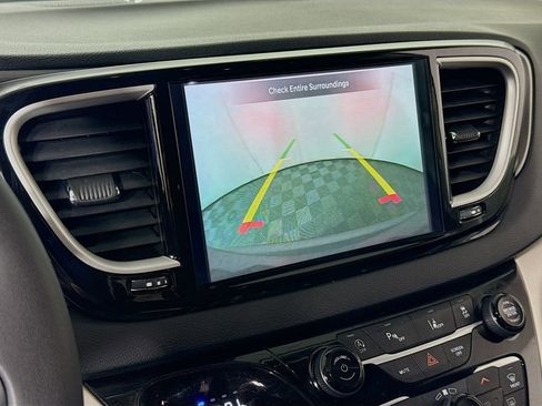 Used 2023 Chrysler Pacifica Touring-L FWD image 13